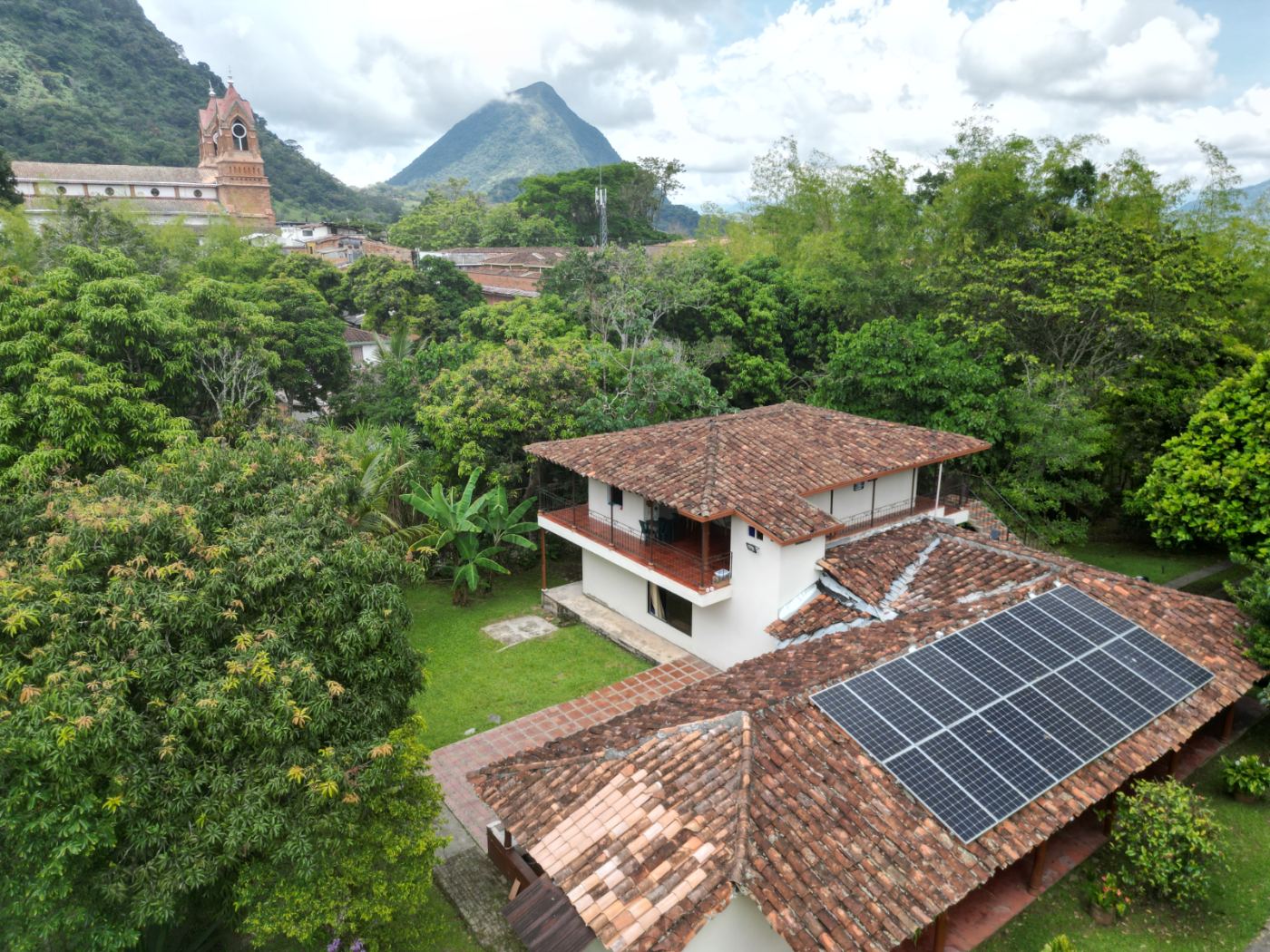 Vista aérea de la finca con el Cerro Tusa de fondo